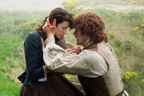 5. Kérdések a Outlander Rewatch - Vulture Outlander Jamie And Claire, Claire Beauchamp, Both Sides Now, Karen Marie Moning, Claire Randall, Diana Gabaldon Outlander Series, Claire And Jamie, Outlander Jamie Fraser, Starz Tv Series