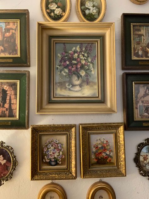 Gold Painting Aesthetic, Classic Frames On Wall, Old Lady Decor, Tablo Decorations, Aesthetic Art Paintings, Aesthetic Vintage Painting, Vintage Wall Decor Ideas, Victorian Paintings, Vintage Framed Art