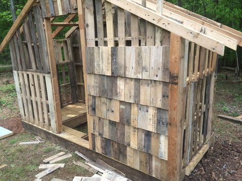 Forums Antique Level Ideas, Pallet Coop Diy, Reclaimed Wood Chicken Coop, Chicken Coop Out Of Pallets, Pallet Chicken Coop, Pallet Coop, Cheap Chicken Coops, Chicken Coop Pallets, Pallet Barn