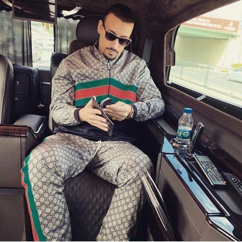 Elisa Cortes Gucci Tracksuit For Men, Disco Chic, Gucci Tracksuit, Gucci Outfit, Guys Fashion Casual, Guys Fashion, Men Tracksuit, Teddy Boys, Tracksuit Men