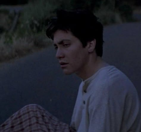 Jake Gyllenhaal Donnie Darko, Jake G, Paul Dano, Man Suit, Donnie Darko, Jake Gyllenhaal, Me Irl, Best Movies, Film Stills