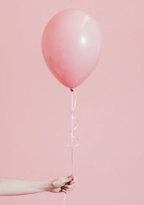 Woman holding a pink balloon Free Photo Make Balloon Garland, Black And White Balloons, Baby Shower Balloon Arch, How To Make Balloon, Balloon Mobile, Floating Balloons, Wedding Balloon Decorations, Pink October, Love Balloon