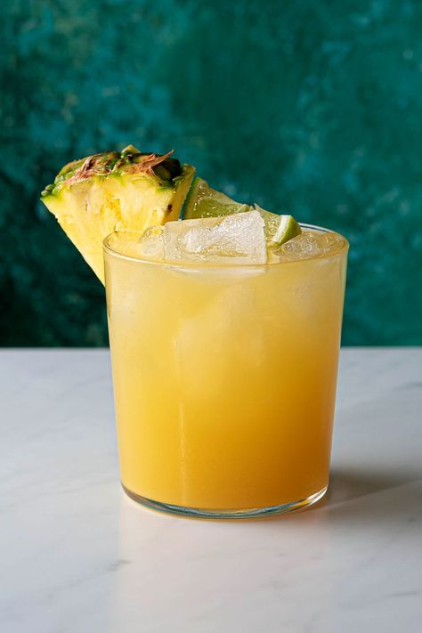 Pineapple Tequila, Pineapple Cocktail Recipes, Tequila Mixed Drinks, Pineapple Detox, Easy Mixed Drinks, Pineapple Cocktail, Pineapple Drinks, Pineapple Water, Orange Liqueur