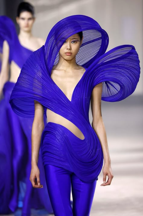 Fluid Fashion Design, Fluid Fashion, Gaurav Gupta, Sculptural Fashion, Star Wars Fashion, Dinner Dress Classy, Conceptual Fashion, Weird Fashion, Fashion Portfolio