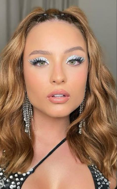 Maquiagem, carnaval, delineado Make Glitter Carnaval, Make Prata, Dramatic Eyeshadow Looks, Outfit Carnaval, Make Festival, Eras Tour Makeup, Glitter Carnaval, Dramatic Eyeshadow, Makeup Carnaval