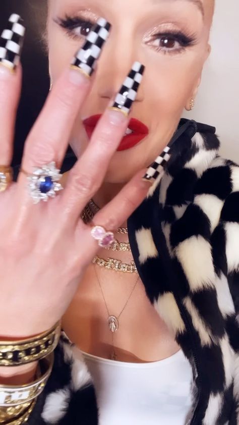 Gwen Stefani Nails, Wedding Ring Images, Gwen Stefani No Doubt, Concert Nails, Symbols Of Love, Gwen Stefani And Blake, Vintage Nails, Silicone Wedding Rings, Awesome Nails