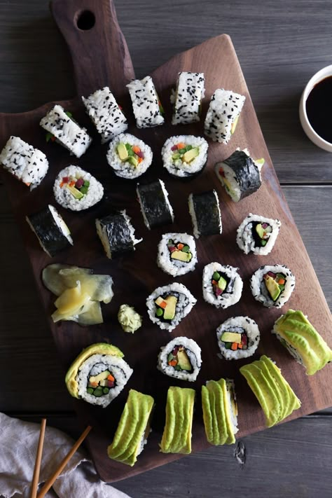 Homemade Veggie Sushi & 3 Different Ways to Roll | Vegan, vegetarian, & gluten-free! Inside Out Sushi, Wfpb Meals, Fish Sushi, Sushi Ginger, Sushi Recipes Homemade, Veggie Sushi, Vegetarian Sushi, Vegan Japanese, Fakeaway Recipes