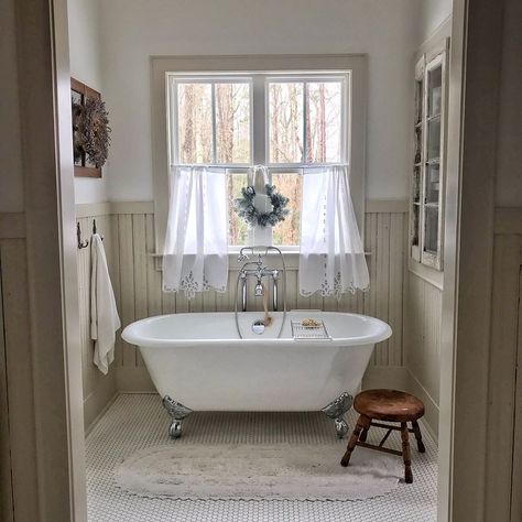 Clawfoot Tub Bathroom, Morning Christmas, Vintage Tub, Cottage Bathroom, Farmhouse Bathroom Decor, Clawfoot Tub, Vintage Bathroom, Free Standing Tub, Farmhouse Bathroom