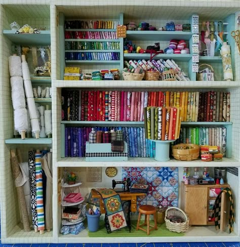 Dollhouse Craft Room, Miniature Sewing Room, Homemade Dollhouse, Dollhouse Quilt, Miniature Sewing, Room Box Miniatures, Dolls House Shop, Doll House Plans, Diy Doll Miniatures