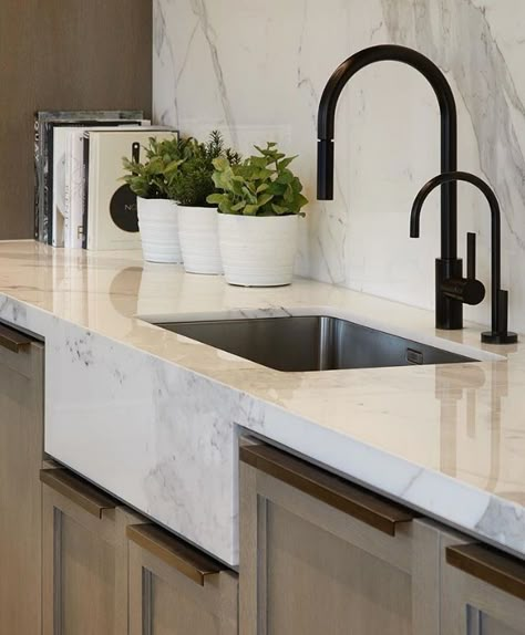 Marble apron front farmhouse sink Style Kitchen Countertops, Farmhouse Chic Kitchen, Marble Countertops Kitchen, Drop In Kitchen Sink, Kitchen Countertop Materials, Kitchen Marble, Chic Kitchen, Farmhouse Style Kitchen, Counter Tops