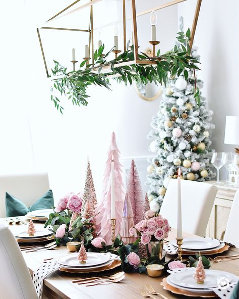 A pink Christmas tablescape with gold scalloped chargers is sure to please at your Christmas dinner!! Christmas Ornament Centerpieces, Pastel Christmas Table, Pink Christmas Tablescapes, Pink Christmas Table Decor, Ornament Centerpieces, Pink Christmas Table Setting, Red Christmas Theme, Christmas Table Set Up, Christmas Day Table