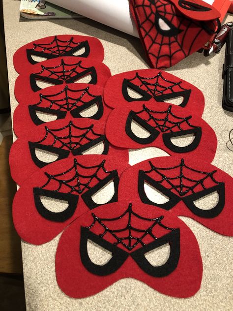 DIY SpiderMan Masks Spiderman Mask Diy, Spiderman Birthday Party Decorations, Spiderman Decorations, Spiderman Birthday Cake, Spiderman Mask, Anniversaire Diy, Spiderman Theme, Avenger Birthday Party, Spiderman Birthday Party