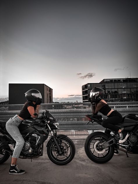 Couple Motorcycle, Motorcycle Photo Shoot, Women Riding Motorcycles, Bike Couple, Female Motorcycle Riders, Biker Couple, Motorcycle Couple, Image Moto, Helmet Motorcycle