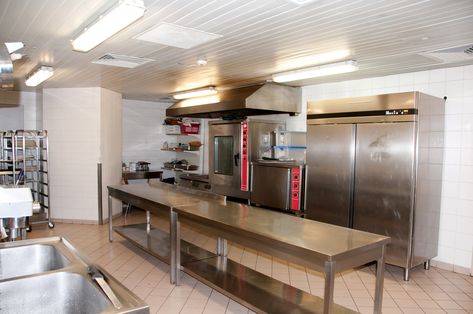 The Commercial Kitchen - What Goes Where and Why Commercial Grade Kitchen, Commercial Kitchen Layout Floor Plans, Commercial Kitchen Design For Home, Small Commercial Kitchen Design, Commercial Kitchen Layout, Small Commercial Kitchen, Brewery Ideas, Commercial Style Kitchen, Working Kitchen