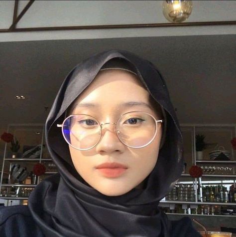 Rekomendasi Outfit Shopee Hijabi With Glasses Aesthetic, Foto Cewek Hijab Aesthetic, Girl Glasses, Hijab Teen, Elegant Fashion Outfits, Hijab Aesthetic, Muslim Women Hijab, Beautiful Muslim Women, Hijab Fashion Inspiration