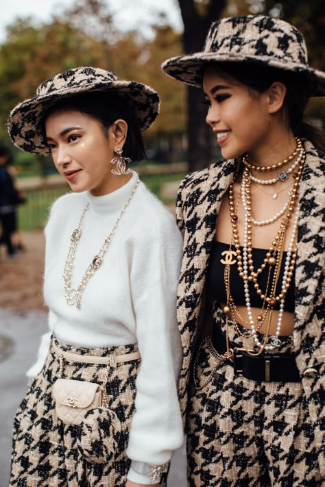 #streetstyle #paris Chanel Street Style, Spring Fashion Dresses, Paris Street Style Spring, Fashion Week Spring 2020, Moda Paris, Paris Fashion Week Street Style, The Best Street Style, Style Looks, Best Street Style