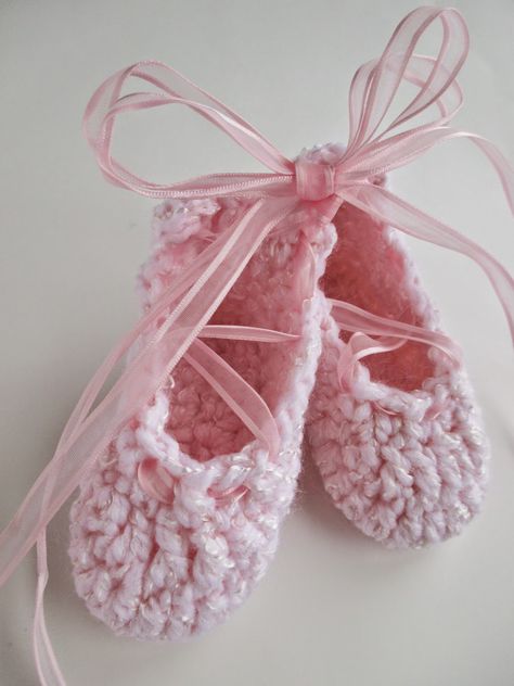 Baby Ballet Shoes, Crochet Mens Scarf, Crochet Slipper Boots, Slipper Pattern, Ballet Doll, Baby Ballet, Baby Ballerina, Easy Crochet Hat, Crochet Slipper Pattern