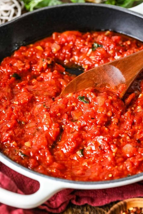 Arrabiata sauce is a SPICY hot Italian tomato sauce. My version simmers a few simple ingredients to create a high quality sauce in less than an hour! Arribita Sauce Recipe, Spicy Red Sauce, Tomato Dipping Sauce, Pasta Arrabiata, Arrabiata Sauce, Italian Tomato Sauce, Yummy Pasta, Spicy Tomato Sauce, Fall Dinner Recipes