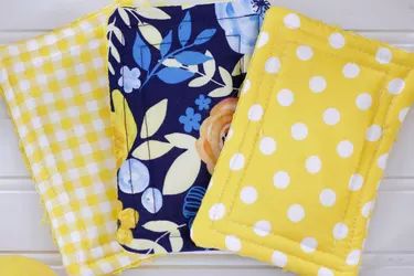 DIY Zero-Waste Reusable Sponges | eHow Diy Joy, Fruit Bag, Scrap Fabric Projects, Sewing Tutorials Free, Beginner Sewing Projects Easy, Small Sewing Projects, Sewing Projects For Beginners, Diy Couture, Tutorial Diy