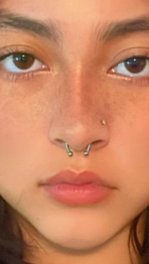 Septum Piercing Wide Nose, Septum With Double Nose Piercing, Nose Piercing Septum, Grunge Dark Academia, Dark Academia Grunge, Bijoux Piercing Septum, Wide Nose, Face Piercings, Body Jewelry Piercing