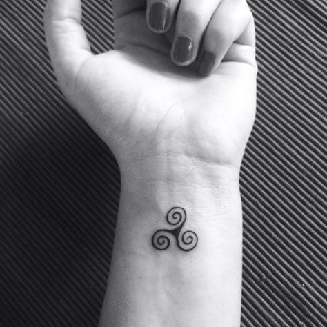 Triple spiral Tattoo - It is often considered a sign of female power and especially power through transition and growth Triple Spiral Tattoo, Tatoo Ring, Teen Wolf Tattoo, Undercut Tattoos, Celtic Tattoo For Women, Spiral Tattoo, Spiral Symbol, Celtic Tattoo Symbols, Small Symbol Tattoos