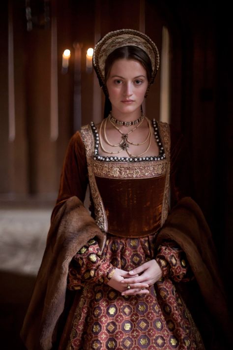 Catherine Howard, Lucy Worsley, Medieval Dresses, Tudor Dress, Katherine Howard, Tudor Fashion, Tudor Costumes, Medieval Costume, Period Outfit