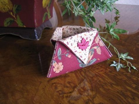 Make a Thread Catcher in Less Than 30 Minutes Thread Catcher Pattern, Make Your Own Pins, Sewing Caddy, Thread Catcher, Pin Cushions Patterns, Needle Books, Sewing Equipment, Quilt Retreat, Quilted Gifts