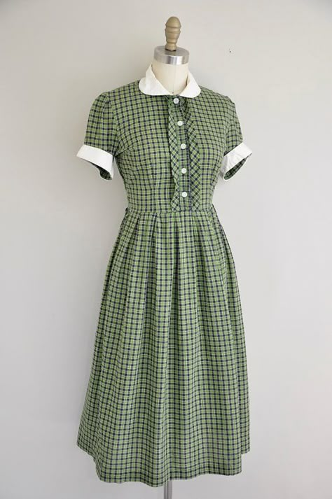 1950s cotton dress 1940s Dress Aesthetic, 1940s Spring Fashion, 1950s Female Fashion, Vintage 1950s Aesthetic, Vintage Outfit Inspiration, 40s Dress, Moda Vintage, 50s Fashion, 1950s Fashion