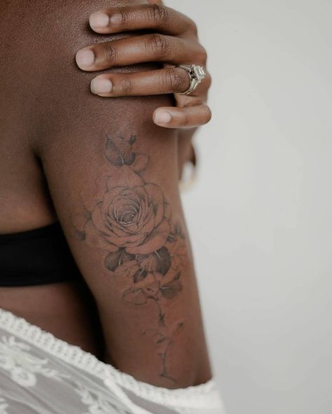 Floral Tattoo Dark Skin, Tattoo Ideas Black Women Dark Skin, Dark Skin Tattoos Women, Tattoos On Black Women Dark Skin, Tattoos Brown Skin, Tattoo Brown Skin, Tattoo On Brown Skin, Flower Tattoo Ideas For Women, Tattoo Dark Skin