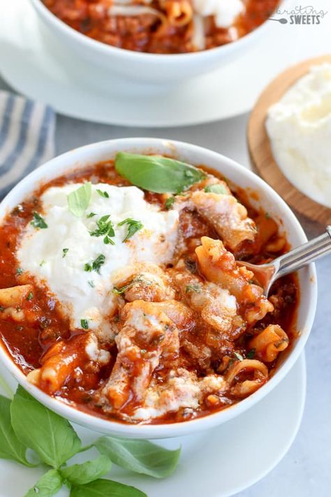 This Lasagna Soup is filled with all the flavors of lasagna - ground beef, sauce, pasta, and lots of cheese! Made in one pot and ready in under an hour. #lasagna #soup #onepot #pasta #easyrecipe Soup With Marinara Sauce, Lasagna Soup Healthy, Healthy Lasagna Soup, Lasagna Soup Easy, Healthy Vegetarian Lasagna, Vegetarian Lasagna Soup, Soup Lasagna, Slow Cooker Lasagna Soup, Easy Lasagna Soup