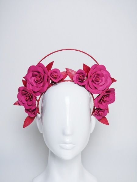 Fascinator Ideas, How To Make Hats, Spanish Outfits, Pearl Bridal Headband, Headpiece Diy, Leather Rose, Halo Headband, Headpiece Jewelry, Floral Hat