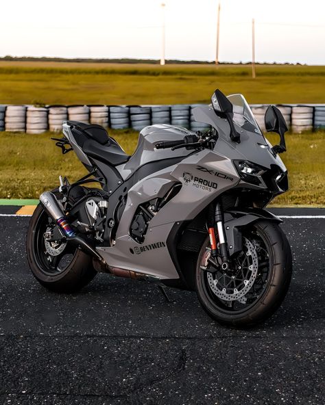 What are your opinion on this version? By benywein on IG #Kawasaki #zx10r #newzx10r #bike #track #superbike Big Bikes Motorcycles, Kawasaki Bike, Ninja Motorcycle, Kawasaki Heavy Industries, Tourer Motorcycles, Ninja Bike, Tmax Yamaha, Kawasaki Motor, Ninja Zx10r