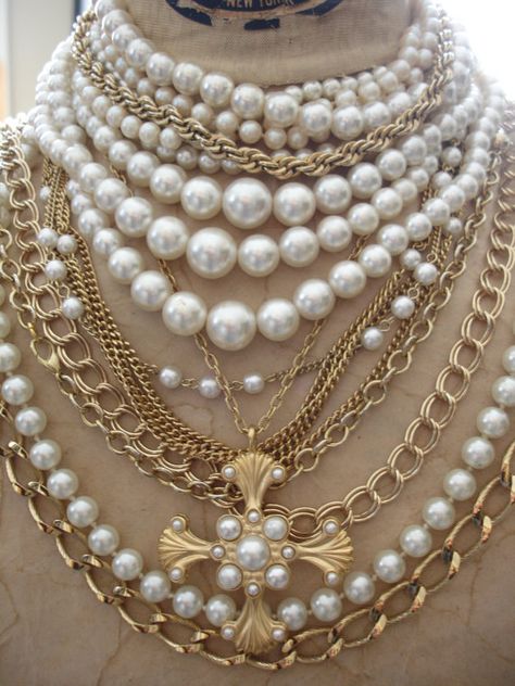 Sitc Outfits, Layered Pearl Necklace, Chunky Necklaces, Necklace Layered, Trending Necklaces, Pearls Necklace, Pearl And Lace, Statement Jewellery, Bib Necklaces