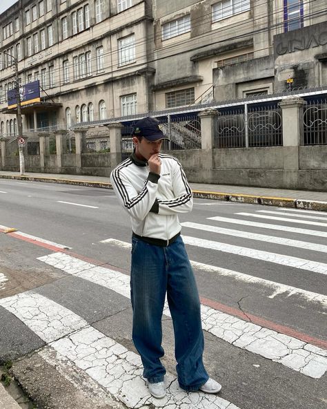 Tracktop Outfit Men, Adidas Jersey Outfit, 대학생 스타일, Adidas Outfit Men, Men Fashion Vintage, Harry Outfits, Japan Outfits, Blue Jean Outfits, Trendy Boy Outfits