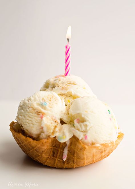 birthday cake ice cream is made with dry cake mix, sprinkles and chunks of white cake Homemade Cake Batter, Birthday Cake Batter, Sprinkles Ice Cream, Birthday Cake Ice Cream, Homemade Sorbet, Cake Batter Ice Cream, Sundae Cupcakes, Dry Cake, Sorbet Ice Cream