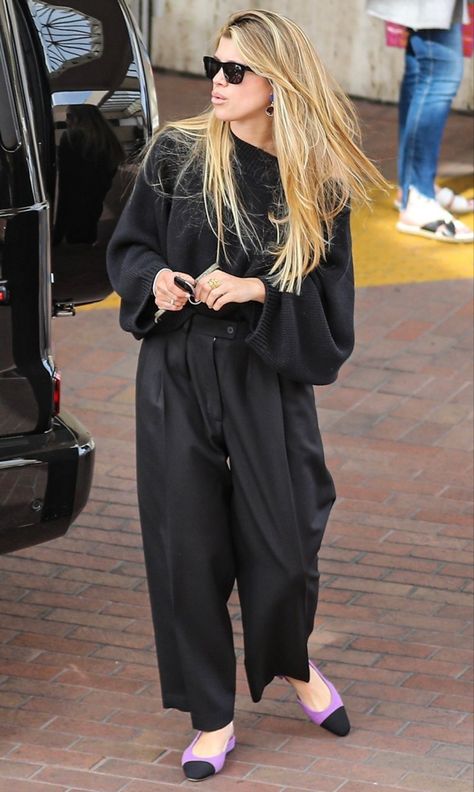 Sofia Richie Street Style, Elliot Grainge, Black Trousers Outfit, Sophia Richie, Street Style 2018, Trouser Outfit, Sofia Richie, Black Outfits, Monochrome Fashion