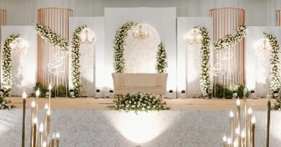 White Stage Decor, Wedding Stage Decorations Elegant, Reception Stage Backdrop, Wedding Stage Ideas, Elegant Wedding Backdrop, Sofa Wedding, Sofa Stand, Weddings Decorations Elegant Romantic, Golden Candle