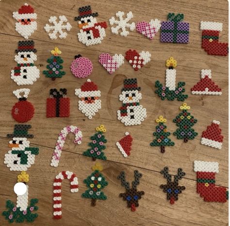 Small Christmas Perler Bead Patterns, Christmas Hamma Beads, Perler Beads Ideas Christmas, Perleplader Ideas Jul, Perleplader Ideas Cute, Christmas Hama Beads, Perler Beads Christmas, Perleplader Ideas, Jul Perler