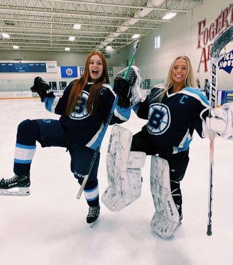 Hockey Media Day Poses, Hockey Girl Aesthetic, Hockey Cheerleaders, Hockey Poses, Hockey Basket, Ice Hockey Girls, Hockey Photos, Hockey Aesthetic, Hockey Uniform