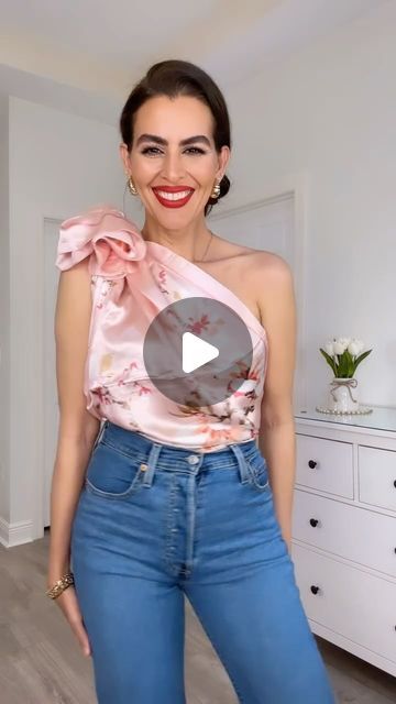 Wear Scarf, Shirt Scarf, Diy Sewing Tutorials, Scarf Tutorial, Diy Tops, Diy Fashion Hacks, Scarf Style, Scarf Top, Instagram Diy