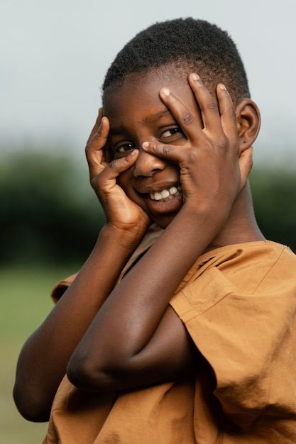 African Museum, Children Holding Hands, Hands On Face, Pen Art Work, Art Photography Portrait, African Children, Happy Black, Child Smile, Boy Models