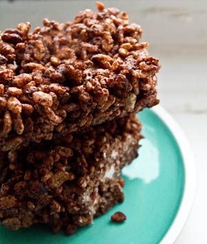 Another school dinners favourite, these chocolate rice krispie cakes were always made in huge trays and served in square chunks with the obligatory oodles of custard. Best of all, they are also a classic cook-with-children recipe; easy and fun to make and always a favourite to eat! This is the original 70’s recipe I used … Chocolate Rice Krispie Cakes, Chocolate Crispy Cakes, Rice Crispy Squares, Chocolate Rice Crispy, Rice Krispie Cakes, Rice Crispy Bars, Rice Recipes For Dinner, Square Recipes, Rice Crispy Treats