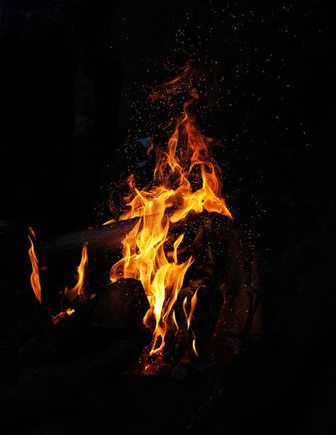 How to Take Powerful Fire Photography Shots » ExpertPhotography Iphone Wallpaper Fire, Fire Wallpaper, 4k Pictures, Fire Image, Fire Photography, Samsung Galaxy Wallpaper, Dark Pictures, Women Camping, Photo Tree