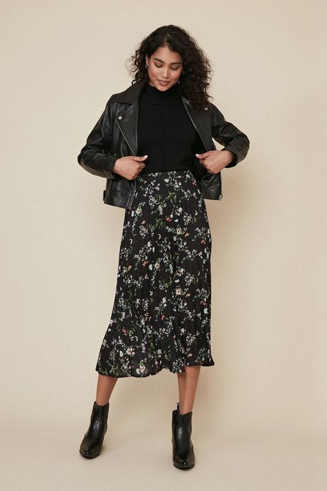 Black Boots With Skirt Outfit, Midi Skirt Outfit Summer Work, Skirt Wedding Outfit Guest, Autumn Fashion 2024, Black Floral Skirt Outfit, Skirt Autumn Outfit, How To Wear A Pleated Skirt, Printed Skirt Outfit, Autumn Skirt