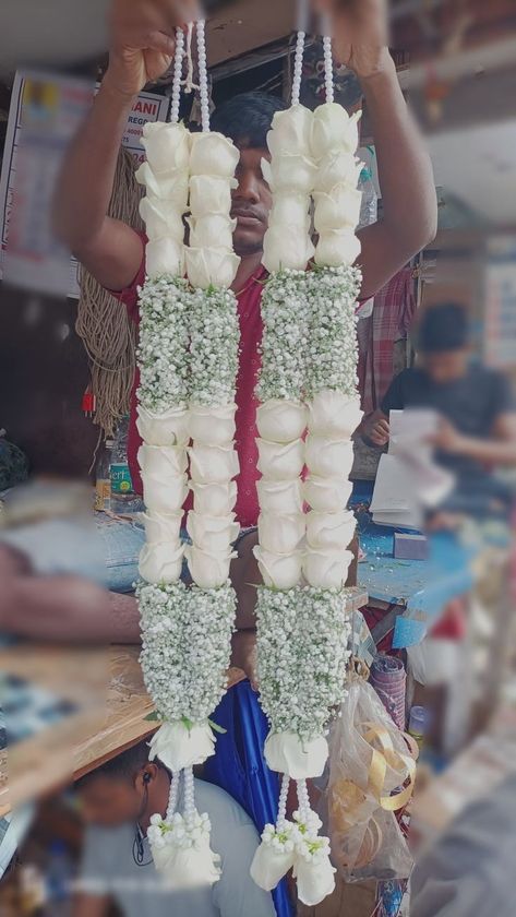 Varmala Designs For Engagement, Bridal Flower Garland, Hindu Garlands Wedding, White Varmala Designs, Wedding Flower Haar Mala, White Rose Varmala, Flower Garland For Engagement, Indian Wedding Flower Garland, Flowers Mala For Wedding