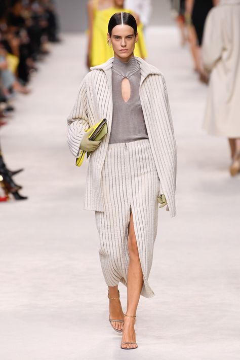 Fendi Spring 2024, Rtw Spring 2024, 2024 Skirt Trends, Nyfw Street Style, Skirt Trends, Street Style Paris, Spring Fashion Trends, Mood Board Fashion, Street Style Chic