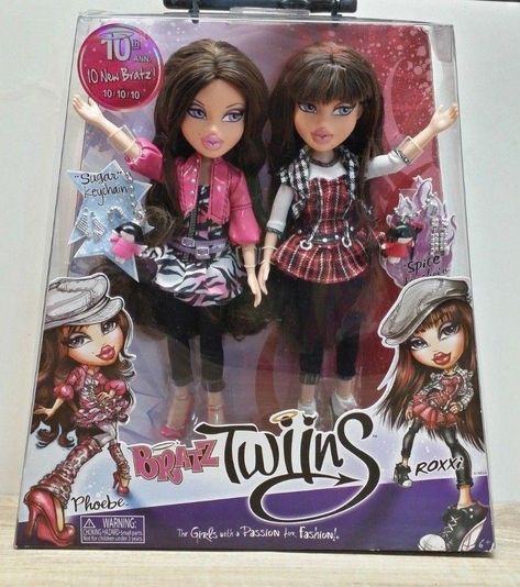 New in Box Bratz Twiinz 10th anniversary Phoebe and Roxxi Bratz Tweevils, Bratz Phoebe, Roxxi Bratz, Bratz Roxxi And Phoebe, Bratz Twins, Bratz Nevra And Roxxi, Bratz Toys 2000s, Bratz Treasures, Barbie Playsets