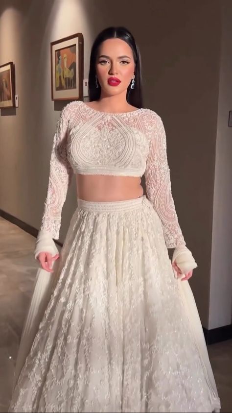 Dress For Brothers Engagement Indian, White Lehenga Makeup Look, White Indian Lehenga, Bride Engagement Outfit Indian, White Lehenga Bridal, White Lehenga Designs, White Lengha, Lehenga With Price, Saree White