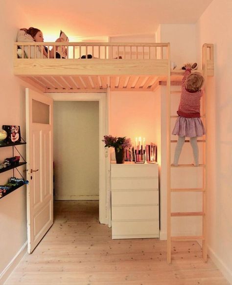 Københavnerhemsen 3beds In One Small Room, Tiny Box Room Bedroom Ideas, Kids Loft Bedroom, Teen Loft Bedroom Ideas, Box Bedroom Ideas, Small Kids Bedroom Ideas, Bedroom Mezzanine, Box Room Bedroom Ideas, Loft Beds For Small Rooms