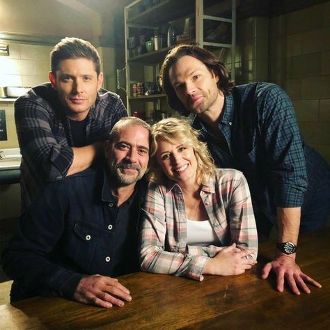 The Winchester family reunion John and Mary Winchester and their boys Sam and Dean Winchester Jeffrey Dean Morgan Supernatural, Spn Dr, Dean Supernatural, Supernatural Series, Mary Winchester, Supernatural Bloopers, Supernatural Tattoo, Supernatural Imagines, Supernatural Wallpaper